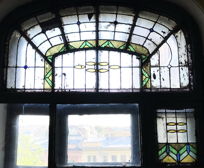 4-я линия, 39. Окно на площадке 5-6 этажа с витражной фрамугой. Фото 2019